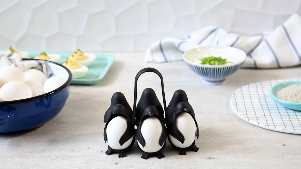 Kaufe Pinguinförmiges Gestell für gekochte Eier